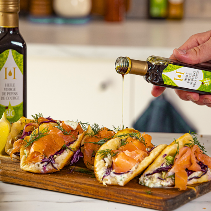 Tacos moelleux de choux, saumon fumé et tzatziki à l’huile vierge de pépins de courge